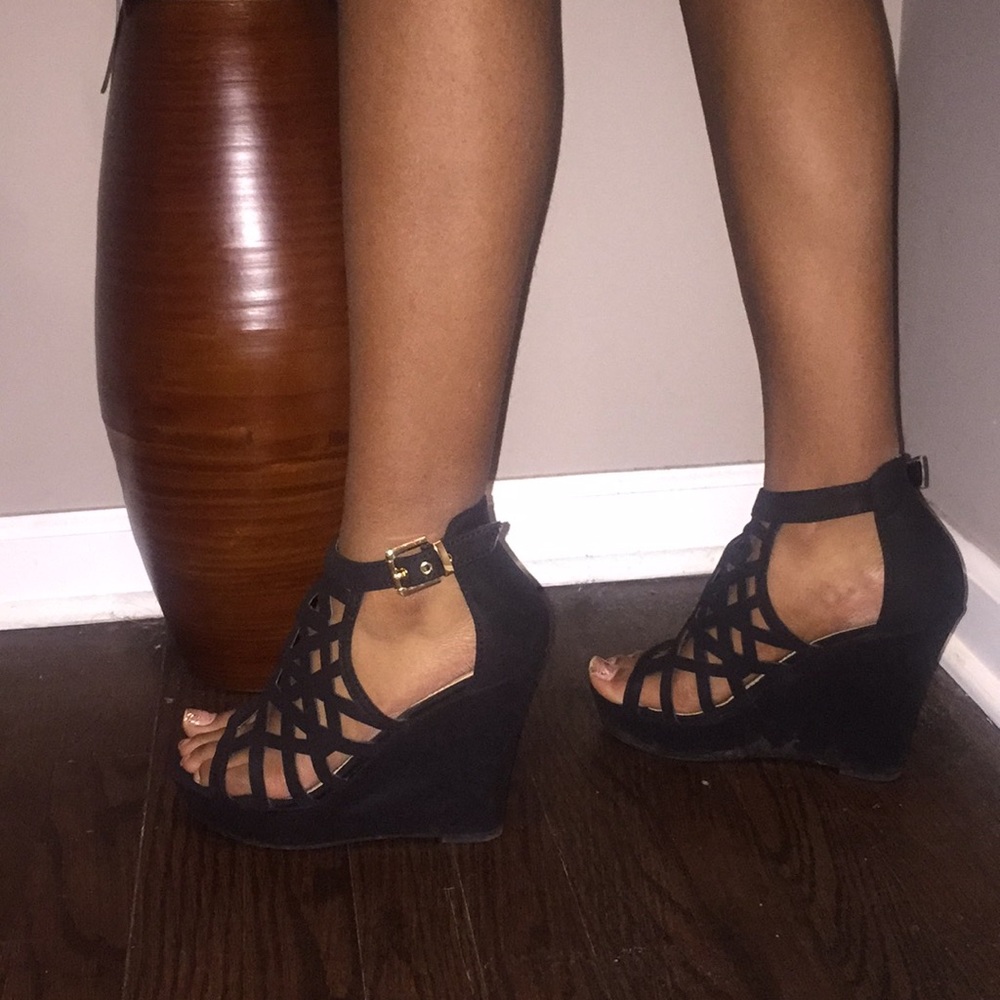 Black wedges